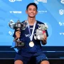 Ekspresi kebahagiaan Alwi Farhan di podium juara tunggal putra Australia Open 2026.
