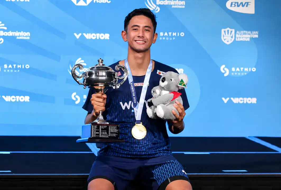 alwi-farhan-juara-australia-open-2026 Ekspresi kebahagiaan Alwi Farhan di podium juara tunggal putra Australia Open 2026.