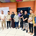 anak-pekerja-migran-terlantar-di-malaysia Penyerahan anak pekerja migran terlantar di Malaysia, Nur Iramaya, kepada ibunya disaksikan Kadisnakertrans Muba dan Kepala BP3MI Sumsel di Bandara SMB II.