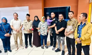 Penyerahan anak pekerja migran terlantar di Malaysia, Nur Iramaya, kepada ibunya disaksikan Kadisnakertrans Muba dan Kepala BP3MI Sumsel di Bandara SMB II.