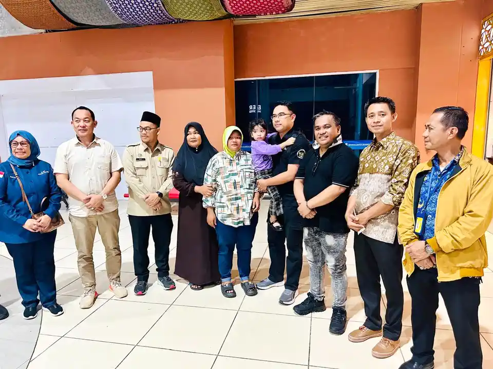Penyerahan anak pekerja migran terlantar di Malaysia, Nur Iramaya, kepada ibunya disaksikan Kadisnakertrans Muba dan Kepala BP3MI Sumsel di Bandara SMB II.