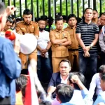 andie-dinialdie-dprd-sumsel-demo-mahasiswa Ketua DPRD Sumsel Andie Dinialdie saat berdialog menemui mahasiswa demo Indonesia Darurat di Palembang.