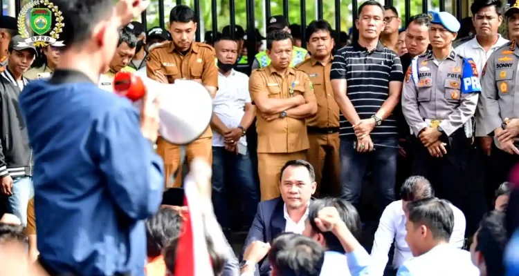 andie-dinialdie-dprd-sumsel-demo-mahasiswa Ketua DPRD Sumsel Andie Dinialdie saat berdialog menemui mahasiswa demo Indonesia Darurat di Palembang.