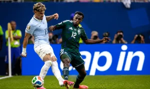 arab-saudi-vs-uruguay-piala-dunia-2026 Pertandingan sengit antara pemain Arab Saudi vs Uruguay di fase grup Piala Dunia 2026.