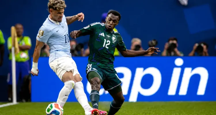 Pertandingan sengit antara pemain Arab Saudi vs Uruguay di fase grup Piala Dunia 2026.