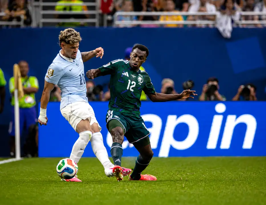 arab-saudi-vs-uruguay-piala-dunia-2026 Pertandingan sengit antara pemain Arab Saudi vs Uruguay di fase grup Piala Dunia 2026.