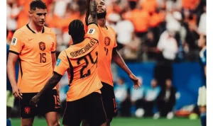 belanda-vs-swedia-pesta-gol-piala-dunia-2026 Tiga penggawa Timnas Belanda mengenakan jersey oranye sedang merayakan gol di lapangan. Crysencio Summerville bernomor punggung 24 tampak mengangkat kedua tangan ke atas didampingi rekan setimnya.