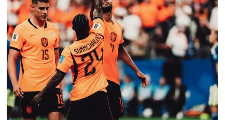 belanda-vs-swedia-pesta-gol-piala-dunia-2026 Tiga penggawa Timnas Belanda mengenakan jersey oranye sedang merayakan gol di lapangan. Crysencio Summerville bernomor punggung 24 tampak mengangkat kedua tangan ke atas didampingi rekan setimnya.
