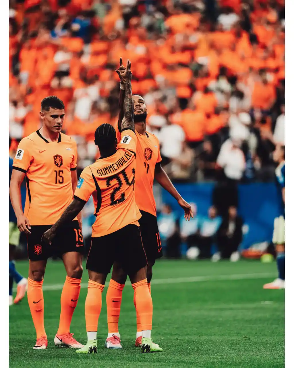 belanda-vs-swedia-pesta-gol-piala-dunia-2026 Tiga penggawa Timnas Belanda mengenakan jersey oranye sedang merayakan gol di lapangan. Crysencio Summerville bernomor punggung 24 tampak mengangkat kedua tangan ke atas didampingi rekan setimnya.