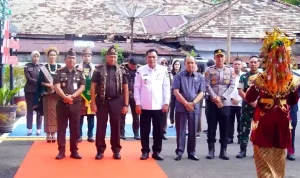 bupati-muba-h-m-toha-tohet-kajati-sumsel Bupati Muba H M Toha Tohet bersama Kajati Sumsel Dr Ketut Sumedana saat meninjau fasilitas di Kantor Kejari Muba.