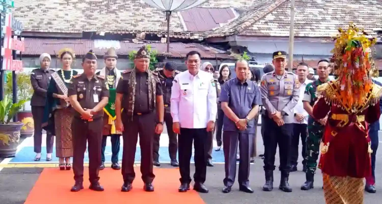 bupati-muba-h-m-toha-tohet-kajati-sumsel Bupati Muba H M Toha Tohet bersama Kajati Sumsel Dr Ketut Sumedana saat meninjau fasilitas di Kantor Kejari Muba.