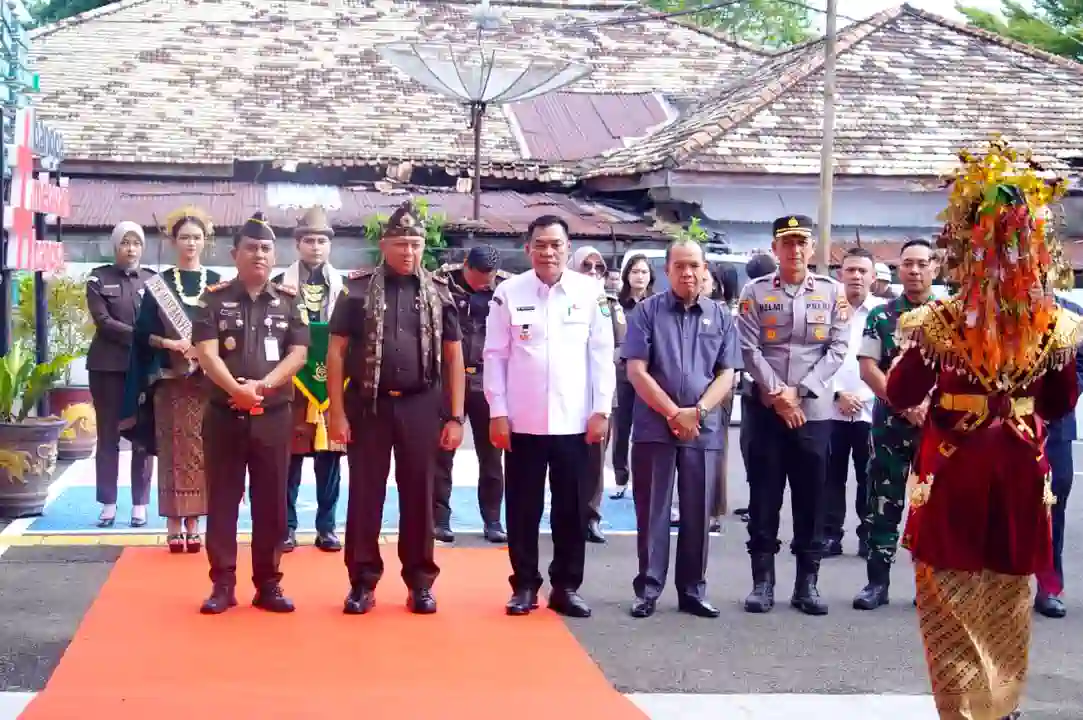 bupati-muba-h-m-toha-tohet-kajati-sumsel Bupati Muba H M Toha Tohet bersama Kajati Sumsel Dr Ketut Sumedana saat meninjau fasilitas di Kantor Kejari Muba.