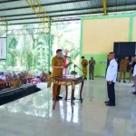 bupati-muba-h-m-toha-tohet-sh-ippk-babat-toman Bupati Muba H M Toha Tohet SH menyalami pengurus IPPK Babat Toman usai upacara pengukuhan resmi di Desa Sereka.