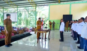 bupati-muba-h-m-toha-tohet-sh-ippk-babat-toman Bupati Muba H M Toha Tohet SH menyalami pengurus IPPK Babat Toman usai upacara pengukuhan resmi di Desa Sereka.