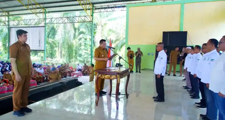 Bupati Muba H M Toha Tohet SH menyalami pengurus IPPK Babat Toman usai upacara pengukuhan resmi di Desa Sereka.