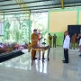 Bupati Muba H M Toha Tohet SH menyalami pengurus IPPK Babat Toman usai upacara pengukuhan resmi di Desa Sereka.