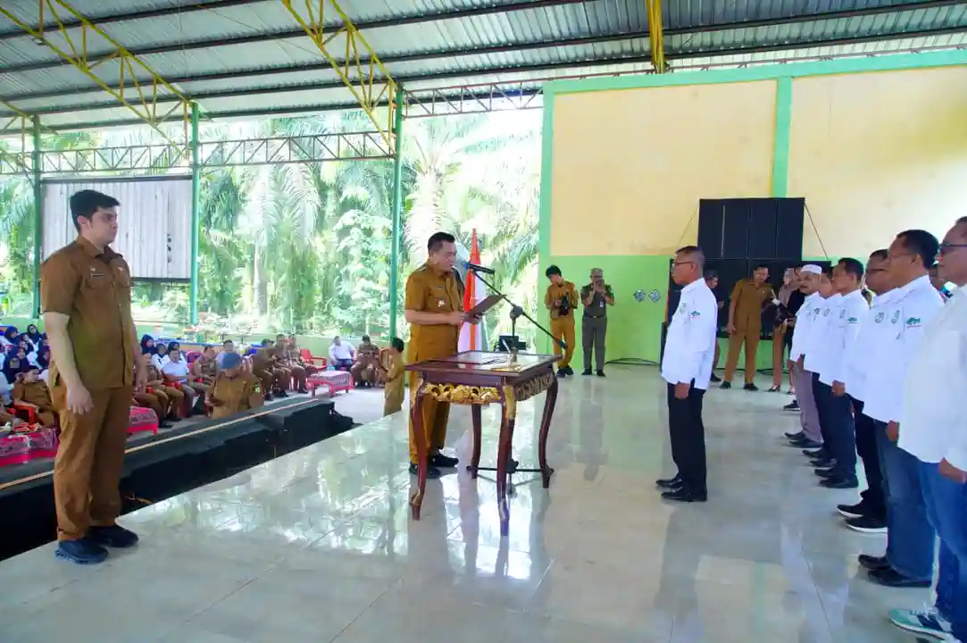 bupati-muba-h-m-toha-tohet-sh-ippk-babat-toman Bupati Muba H M Toha Tohet SH menyalami pengurus IPPK Babat Toman usai upacara pengukuhan resmi di Desa Sereka.
