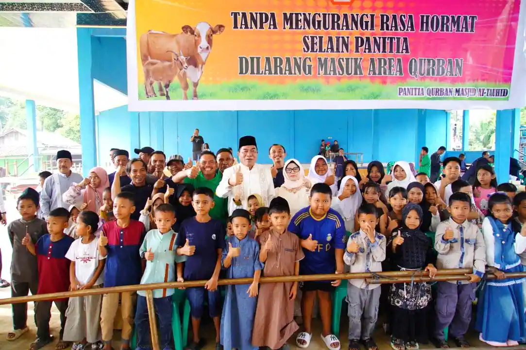 bupati-muba-kurban-sapi-limosin-sungai-angit Bupati Muba H M Toha Tohet bersama warga Desa Sungai Angit dalam kegiatan Idul Adha 1447 H.