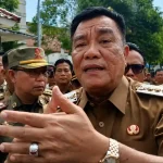 bupati-muba-toha-tohet-klarifikasi-video-viral-refinery Bupati Muba HM Toha Tohet SH dengan seragam dinas khaki cokelat sedang berbicara memberikan penegasan di depan awak media.