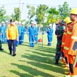 bupati-toha-tohet-inspeksi-pasukan-karhutla-muba Bupati Muba H M Toha Tohet SH dengan seragam dinas rescue oranye dan topi komando berjalan gagah didampingi perwira TNI AD berseragam loreng melakukan inspeksi barisan pasukan penanggulangan bencana di lapangan rumput hijau Pendopoan Griya Bumi Serasan Sekate