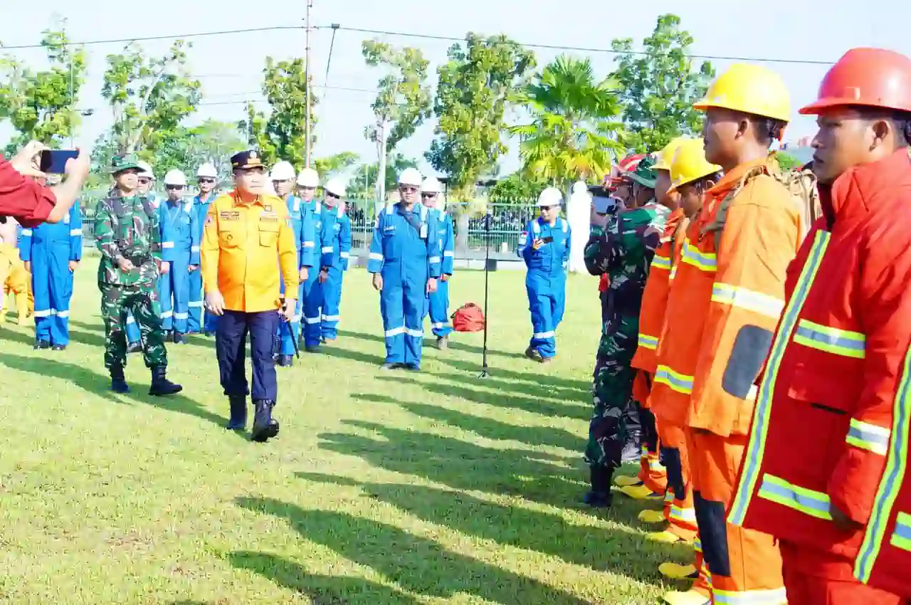 bupati-toha-tohet-inspeksi-pasukan-karhutla-muba Bupati Muba H M Toha Tohet SH dengan seragam dinas rescue oranye dan topi komando berjalan gagah didampingi perwira TNI AD berseragam loreng melakukan inspeksi barisan pasukan penanggulangan bencana di lapangan rumput hijau Pendopoan Griya Bumi Serasan Sekate