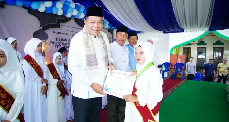 Bupati Muba H M Toha Tohet menghadiri prosesi wisuda santri TPA Nurul Ilmi Babat Toman.