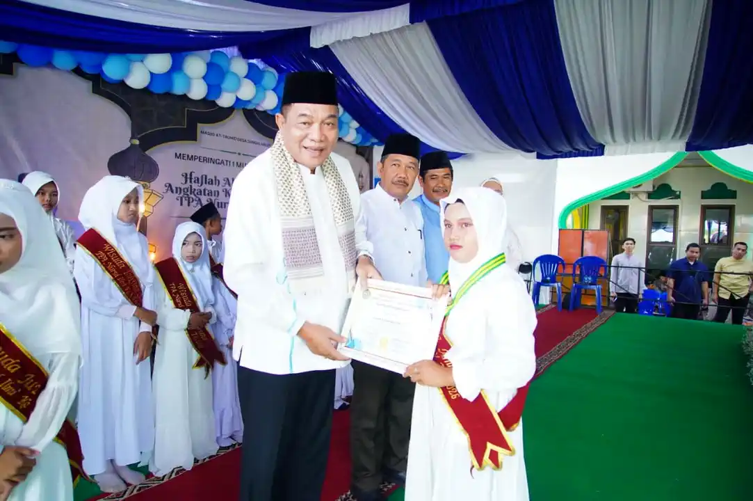 bupati-toha-wisuda-santri-tpa-nurul-ilmi Bupati Muba H M Toha Tohet menghadiri prosesi wisuda santri TPA Nurul Ilmi Babat Toman.