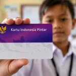 Seorang siswa memperlihatkan Kartu Indonesia Pintar (KIP)