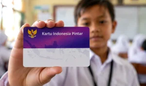 cara-cek-penerima-pip-juni-2026 Seorang siswa memperlihatkan Kartu Indonesia Pintar (KIP)