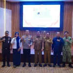 coffee-morning-forkopimda-polres-muba-bupati-toha-tohet Barisan pimpinan Forkopimda Kabupaten Musi Banyuasin berdiri tegak sejajar di atas panggung Aula H. Alex Noerdin Polres Muba sambil mengepalkan tangan kanan ke depan sebagai simbol soliditas.