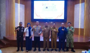 Barisan pimpinan Forkopimda Kabupaten Musi Banyuasin berdiri tegak sejajar di atas panggung Aula H. Alex Noerdin Polres Muba sambil mengepalkan tangan kanan ke depan sebagai simbol soliditas.