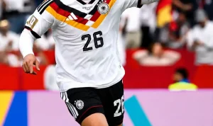 denis-undav-selebrasi-gol-jerman-piala-dunia-2026 Penyerang Timnas Jerman Denis Undav bernomor punggung 26 sedang berlari melakukan selebrasi sambil menunjuk ke arah tribun penonton setelah mencetak gol.