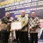 disnakertrans-muba-penghargaan-pelopor-bpjs-tk Kepala Disnakertrans Muba Herryandi Sinulingga AP didampingi Wakil Bupati Muba Kiai Abdur Rohman Husen, menjabat tangan Kepala BPJS Ketenagakerjaan Wilayah Sumbagsel Kuncoro Budi Winarno