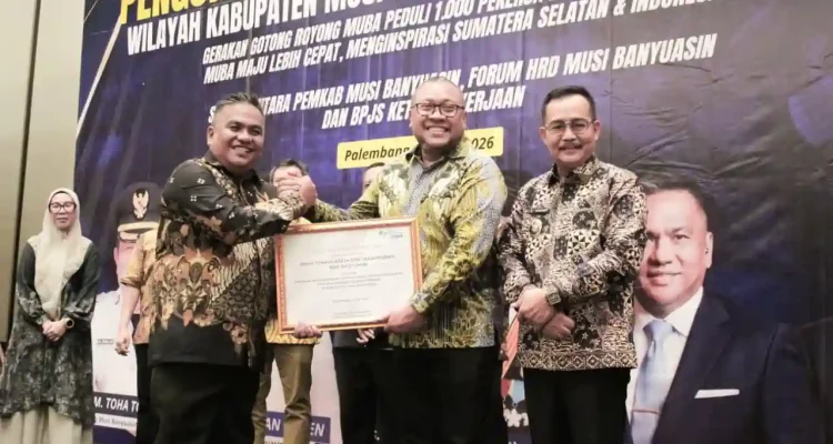 disnakertrans-muba-penghargaan-pelopor-bpjs-tk Kepala Disnakertrans Muba Herryandi Sinulingga AP didampingi Wakil Bupati Muba Kiai Abdur Rohman Husen, menjabat tangan Kepala BPJS Ketenagakerjaan Wilayah Sumbagsel Kuncoro Budi Winarno