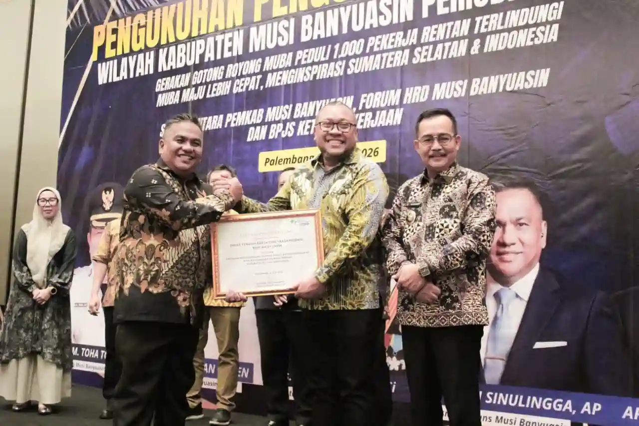 disnakertrans-muba-penghargaan-pelopor-bpjs-tk Kepala Disnakertrans Muba Herryandi Sinulingga AP didampingi Wakil Bupati Muba Kiai Abdur Rohman Husen, menjabat tangan Kepala BPJS Ketenagakerjaan Wilayah Sumbagsel Kuncoro Budi Winarno