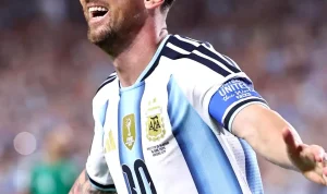 hasil-argentina-vs-aljazair-piala-dunia-2026 Ekspresi kegembiraan Lionel Messi melakukan selebrasi ikonik usai membobol gawang Aljazair pada laga Grup J Piala Dunia 2026.
