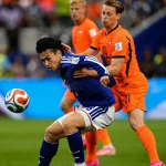 Duel fisik ketat antara gelandang Belanda Frenkie de Jong menghalau pergerakan menyerang pemain depan Jepang Ayase Ueda di Piala Dunia 2026.