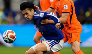 Duel fisik ketat antara gelandang Belanda Frenkie de Jong menghalau pergerakan menyerang pemain depan Jepang Ayase Ueda di Piala Dunia 2026.