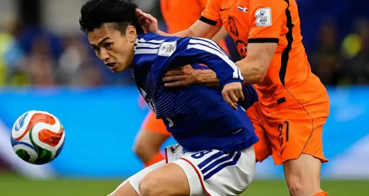 Duel fisik ketat antara gelandang Belanda Frenkie de Jong menghalau pergerakan menyerang pemain depan Jepang Ayase Ueda di Piala Dunia 2026.
