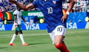 hasil-prancis-vs-senegal-piala-dunia-2026 Selebrasi ikonik Kylian Mbappe dengan jersey bernomor 10 setelah mencetak gol krusial ke gawang Senegal di Piala Dunia 2026.