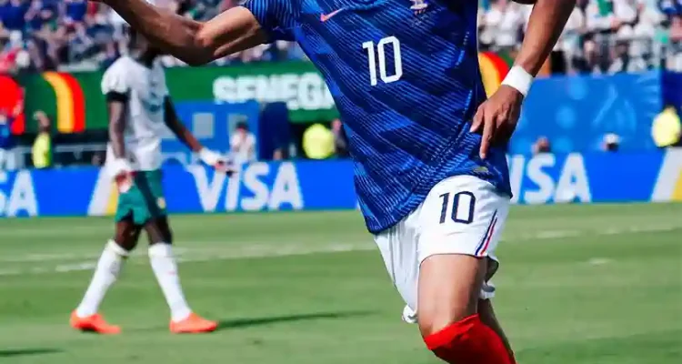 Selebrasi ikonik Kylian Mbappe dengan jersey bernomor 10 setelah mencetak gol krusial ke gawang Senegal di Piala Dunia 2026.