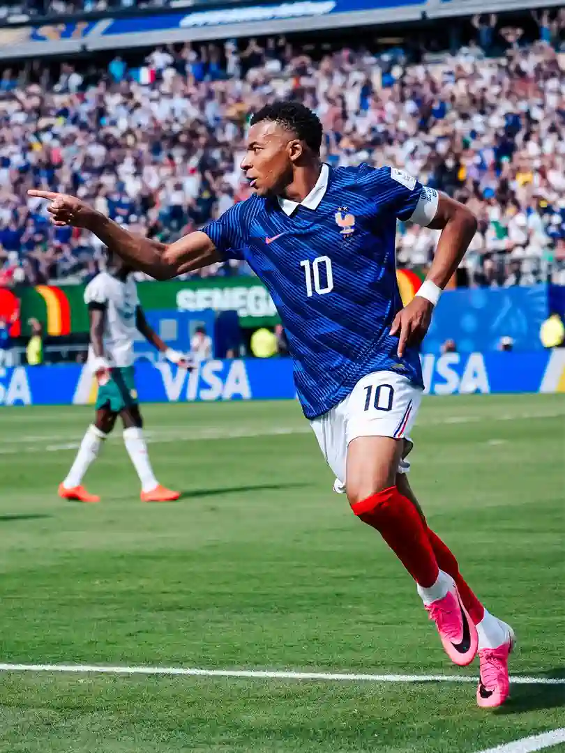 hasil-prancis-vs-senegal-piala-dunia-2026 Selebrasi ikonik Kylian Mbappe dengan jersey bernomor 10 setelah mencetak gol krusial ke gawang Senegal di Piala Dunia 2026.