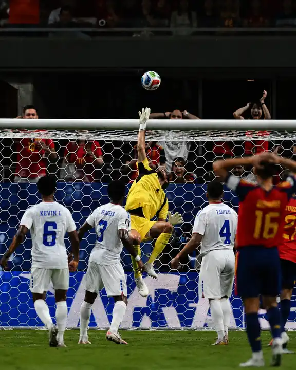 hasil-spanyol-vs-tanjung-verde Aksi penyelamatan gemilang kiper Tanjung Verde Vozinha saat menghalau peluang emas dari barisan depan Timnas Spanyol di Piala Dunia 2026.