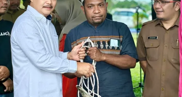 hewan-kurban-pemkab-muba-idul-adha Wakil Bupati Muba Kyai Abdur Rohman Husen menyerahkan bantuan Hewan Kurban Pemkab Muba secara simbolis menyambut Idul Adha.