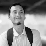 icuk-nugroho-pemeran-kang-saep-preman-pensiun Potret Icuk Nugroho mengenakan kaos berkerah abu-abu dengan tas ransel tersampir di pundak saat memerankan karakter Kang Saep dalam sinetron Preman Pensiun.