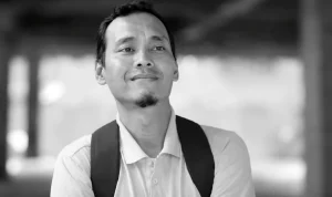 icuk-nugroho-pemeran-kang-saep-preman-pensiun Potret Icuk Nugroho mengenakan kaos berkerah abu-abu dengan tas ransel tersampir di pundak saat memerankan karakter Kang Saep dalam sinetron Preman Pensiun.