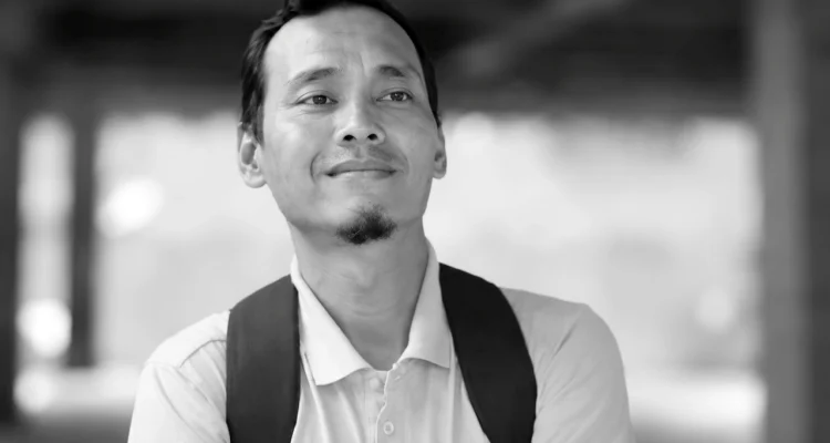 icuk-nugroho-pemeran-kang-saep-preman-pensiun Potret Icuk Nugroho mengenakan kaos berkerah abu-abu dengan tas ransel tersampir di pundak saat memerankan karakter Kang Saep dalam sinetron Preman Pensiun.