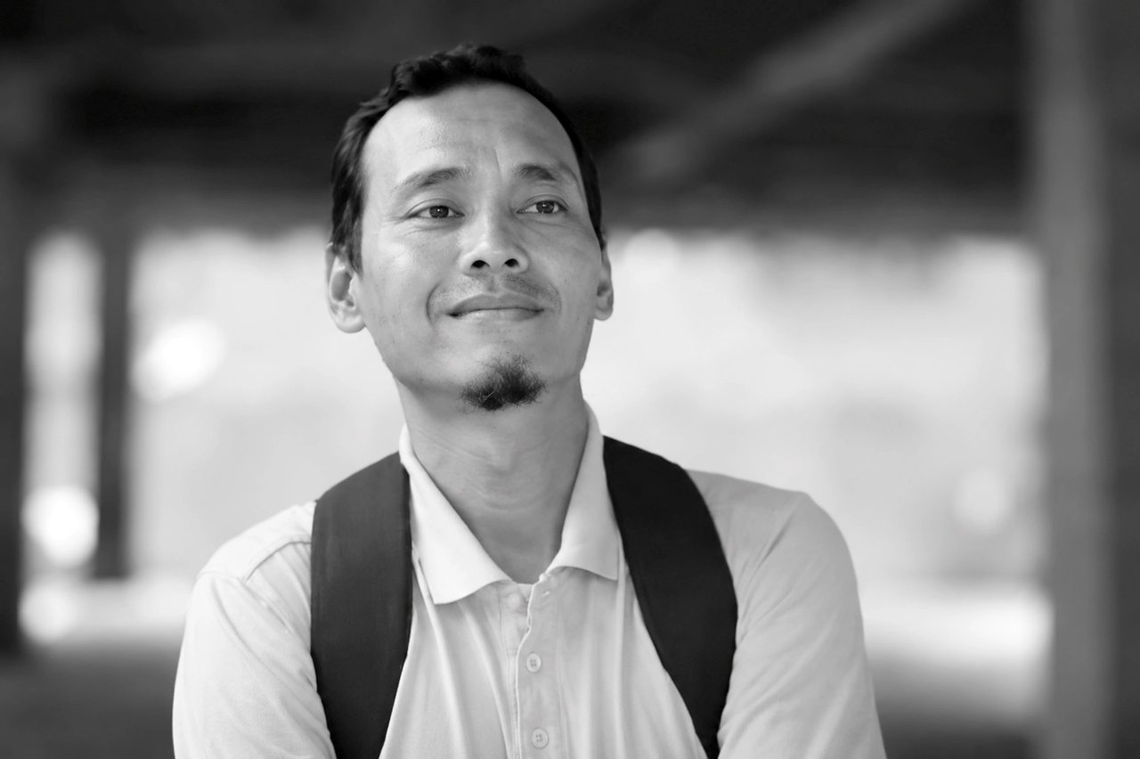 icuk-nugroho-pemeran-kang-saep-preman-pensiun Potret Icuk Nugroho mengenakan kaos berkerah abu-abu dengan tas ransel tersampir di pundak saat memerankan karakter Kang Saep dalam sinetron Preman Pensiun.