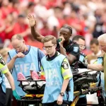 Gelandang Kanada Ismael Kone ditandu keluar lapangan karena cedera patah kaki saat melawan Qatar di Piala Dunia 2026.