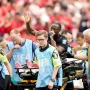 Gelandang Kanada Ismael Kone ditandu keluar lapangan karena cedera patah kaki saat melawan Qatar di Piala Dunia 2026.
